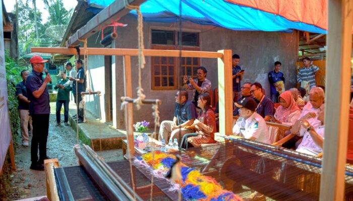 PT Semen Padang Serahkan Bantuan Alat Tenun ke Dolas Songket