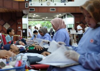 PT Semen Padang Serahkan 429 Kantong Darah ke PMI