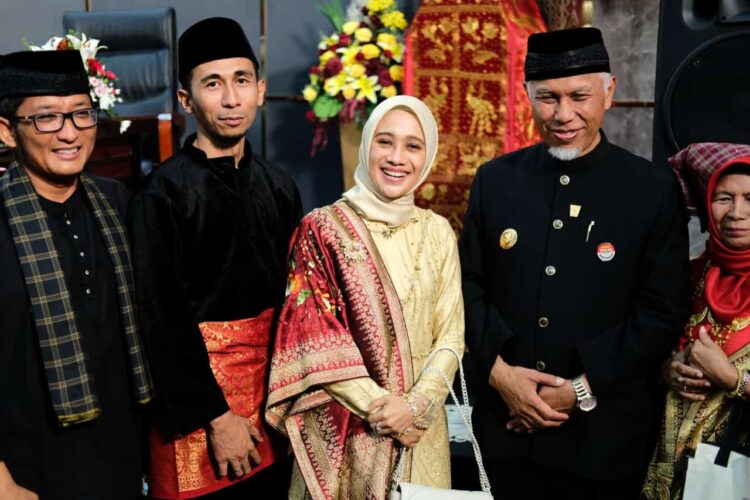 Dua pimpinan PT Semen Padang masing-masing Kepala Unit Humas & Kesekretariatan, Nur Anita Rahmawati dan Kepala Unit CSR, Ilham Akbar hadir mewakili manajemen PT Semen Padang pada peringatan Hari Ulang Tahun (HUT) ke-355 Kota Padang di Gedung DPRD Padang, Rabu (7/8).  IST