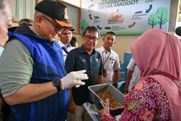 irektur Operasi PT Semen Padang Pri Gustari Akbar bersama Penjabat (Pj) Wali Kota Padang Andree Harmadi Algamar meresmikan Rumah Sentra Budidaya Maggot Black Soldier Fly (BSF) pertama Kota Padang, Rabu (21/8). IST