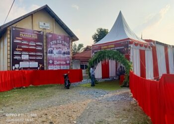 Hari pertama perpanjangan masa pendaftaran pasangan calon Pilkada Dharmasraya masih sepi, pasalnya tidak satupun Paslon yang hadir.