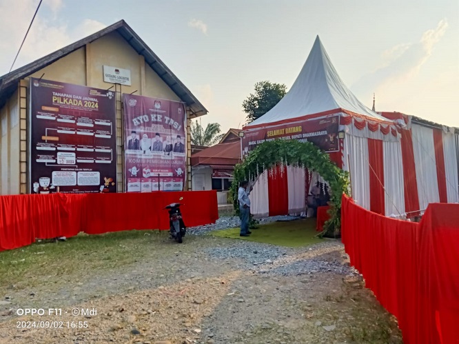 Hari pertama perpanjangan masa pendaftaran pasangan calon Pilkada Dharmasraya masih sepi, pasalnya tidak satupun Paslon yang hadir.