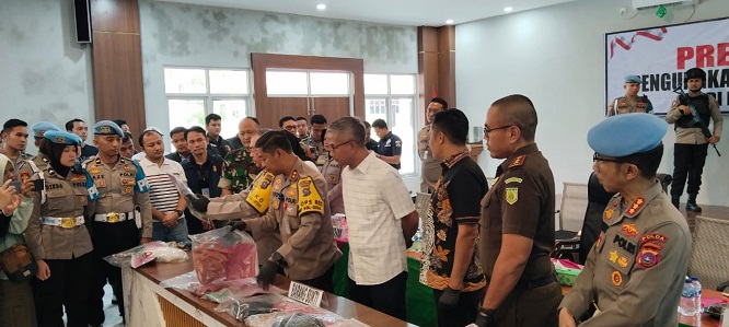 Polisi berhasil menangkap tersangka Indra Septiarman (26) dalam pembunuh Nia Kurnia Sari (18) remaja penjual gorengan.