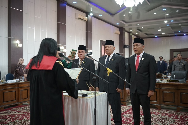 Sidang Paripurna DPRD Kabupaten Solsel resmi melantik dan mengukuhkan jajaran pimpinan definitif periode 2024-2029 Selasa (24/9).