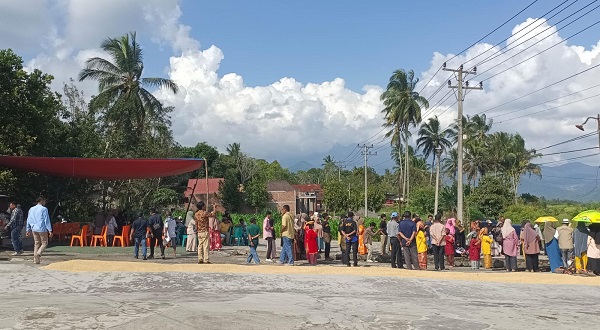 Pasangan Eka Putra dan Ahmad Fadly menggelar kampanye pertama di kawasan Sungai Tarab dengan bersilatruahmi bersama para kelompok tani.