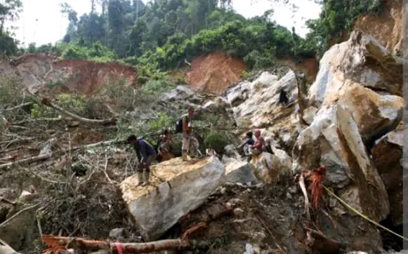 BNPB mengungkapkan lokasi longsor tambang di Nagari Sungai Abu, Kecamatan Hiliran Gumanti dilanda hujan deras sebelum kejadian.