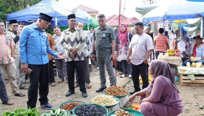Pedagang Pasar Sungai Limau Keluhkan Akses Jalan, Mahyeldi Siapkan Solusi