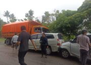 Diduga Jalan Licin, Mobil Dinas Bawaslu Sumbar Terlibat Kecelakaan Beruntun