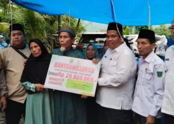 Baznas Padang Pariaman Bantu Rehab Rumah Keluarga Nia Kurnia sari