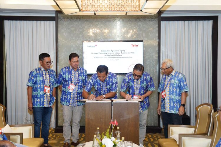 (Dari Kiri ke Kanan) Direktur Utama Telin Budi Satria Dharma Purba, Chief Commercial Officer Telin Kharisma, Chief Executive Officer Telin Hongkong ?I Ketut Alit Atmaja, SVP Head of Wholesale and Carrier Account Indosat Nicholas Soo, dan Director & Chief Business Officer Indosat Ooredoo Hutchison Muhammad Buldansyah saat penandatanganan perjanjian kerja sama untuk memperkuat lanskap konektivitas digital melalui platform NeuTrafiX pada Rabu, (28/8). IST