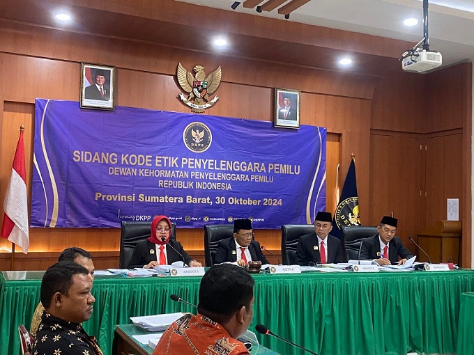 DKPP menggelar sidang pemeriksaan dugaan pelanggaran Kode Etik Penyelenggara Pemilu terhadap Ketua dan Anggota KPU Pasbar.