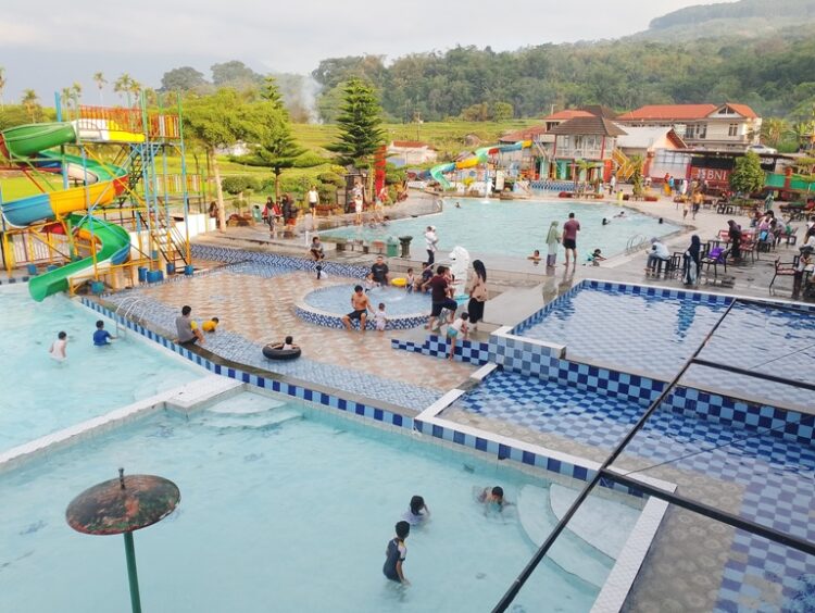 Tabek mandi Sikabu, Dilengkapi dengan wahana seluncuran untuk menambah keseruang berenang. IST