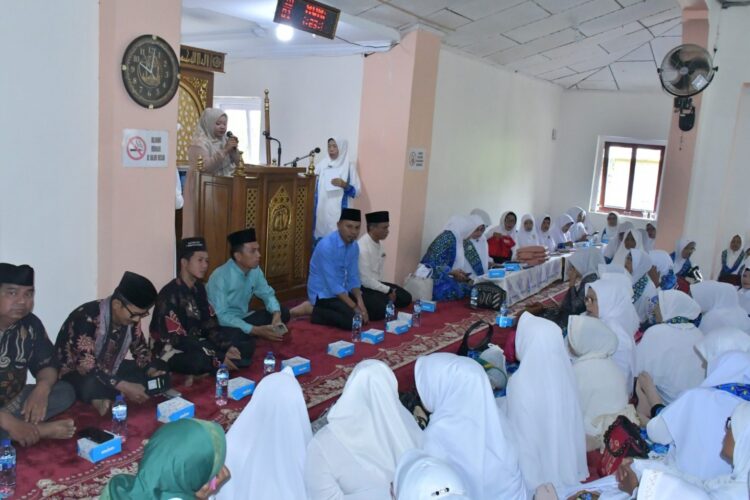 Wirid bulanan BKMT Kecamatan Lubuk Basung di Masjid Nurul Iman Koto Batu Jorong IV Parik Panjang Nagari Lubuk Basung, Minggu (13/10).IST