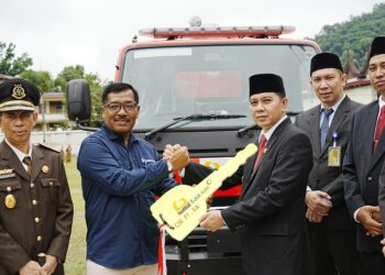 Bukit Asam Tbk (PTBA) Unit Pertambangan Ombilin menyerahkan bantuan 1 unit kendaraan pemadam kebakaran (damkar) untuk Pemko Sawahlunto.