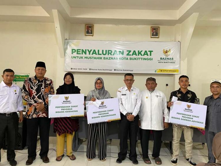 Sebanyak 137 mustahik kembali menerima bantuan dari Badan Amil Zakat Nasional (Baznas) Kota Bukittinggi kembali menyalurkan zakat kepada para mustahik (yang berhak) sebesar Rp92,5 juta, Rabu (30/10).YURSIL