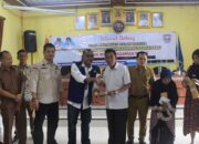 Sekda Pasaman Barat Salurkan 45 Unit Bantuan Gempa Rusak Sedang di Nagari Kajai