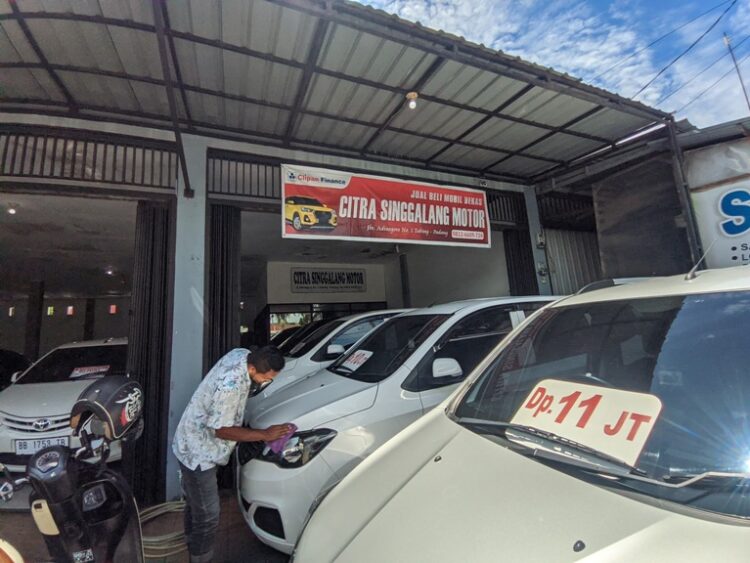 Citra Singgalang Motor di Jalan Adinegoro Tabing Padang menawarkan jasa jual beli mobil bekas dengan berbagai merek. RAMADHANA