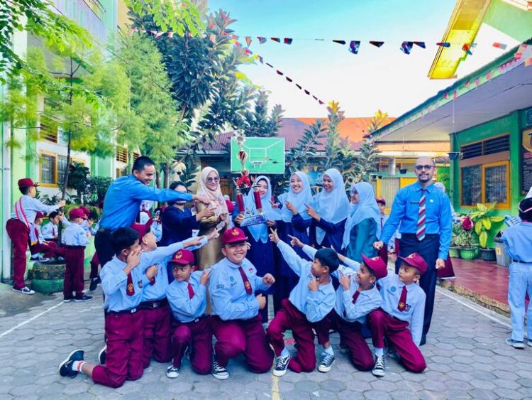 Kepala SDN 18 Tarok Dipo Elvy Gustina bersama majelis guru foto bersama dengan Tim Tambua Saayun Salangkah peraih juara I lomba tambua tingkat SD se-Kota Bukittinggi dan Agam, di Balairung Desa Wisata setempat tanggal 26-27 Oktober lalu. Ist