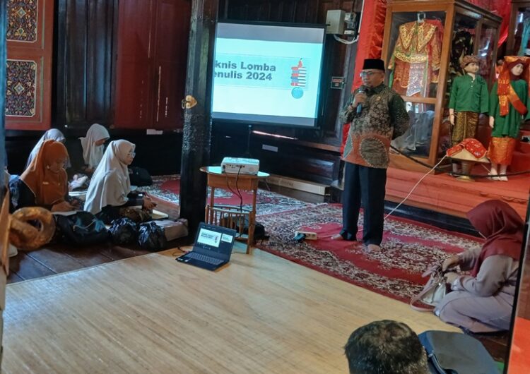 Kepala Bidang Kebudayaan Disdikbud Bukittinggi Heru Triastanawa membuka kegiatan workshop dan lomba menulis tentang alat ukur tradisional Minangkabau di Museum RANB Kebun Binatang Bukittinggi, akhir pekan lalu. Ist