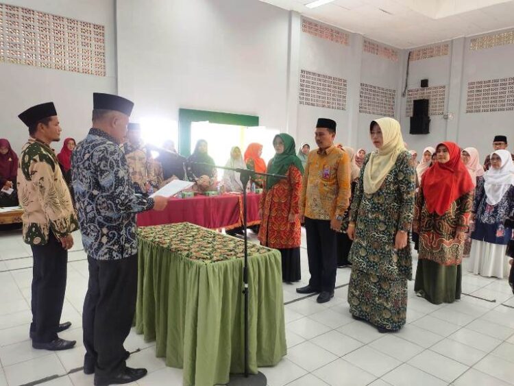 Kepala Kantor Kementerian Agama Kota Bukittinggi H. Eri Iswandi didampingi Kasi Pendidikan Madrasah Aldy Heko Putra ketika mengukuhkan KKKM dan Tim Pengembang Kurikulum Madrasah Kota Bukittinggi di Aula MAN 1, pekan lalu.Ist