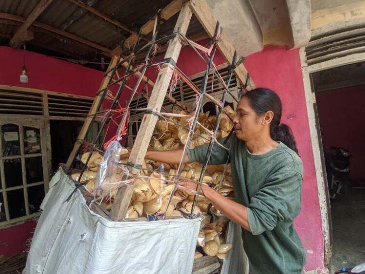 Usaha Tiga Saudara merupakan salah satu UMKM yang memproduksi kerupuk nasi di Muaro Labuah Kabupaten Solok Selatan.