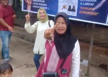 Para relawan Kotak Kosong Dharmasraya sedang memasang spanduk ajakan ke TPS. IST