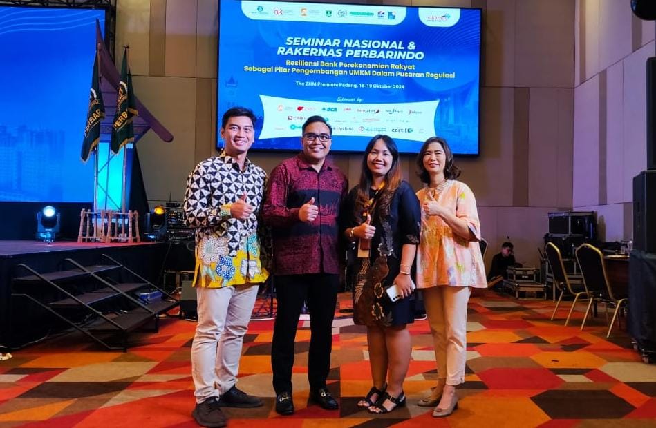 Ket. Foto : Ketua Umum Perhimpunan Bank Perekonomian Rakyat Indonesia (Perbarindo) 2022-2026 Tedy Alamsyah (kedua kiri) berbincang dengan Team Head Commercial Banking BPR - CIMB Niaga Winda Fibriana (kedua kanan), Branch Manager CIMB Niaga Cabang Padang Tellyana (kanan), dan Business Improvement Commercial Banking CIMB Niaga Panji Mardhani (kiri) di sela Seminar Nasional dan Rapat Kerja Nasional Perbarindo di Padang, Jumat (18/10/2024).