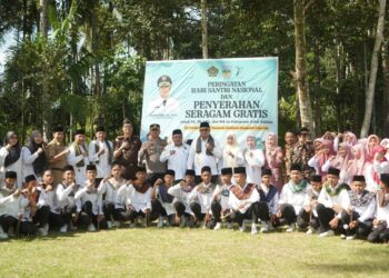 Pemkab Solsel Bagikan 3.354 Seragam Sekolah Madrasah di HSN 2024