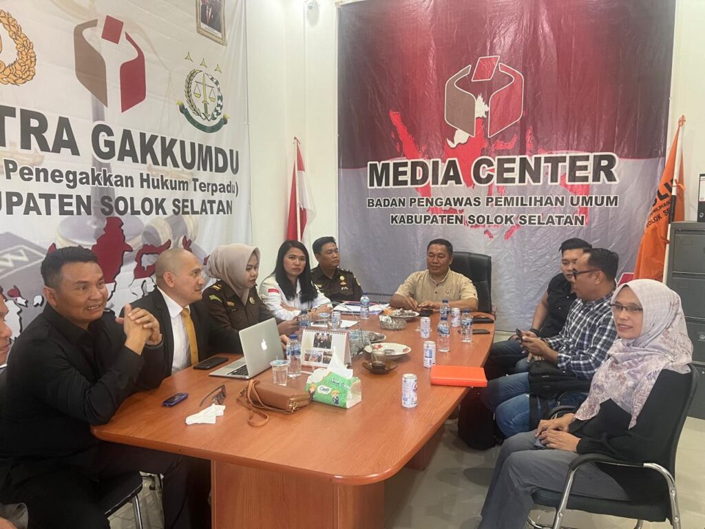 Tim Hukum Paslon KaYe melakukan mediasi dengan Bawaslu dan Gakumdu Solok Selatan terkait upaya penanganan laporan pelanggaran, Selasa (22/10).