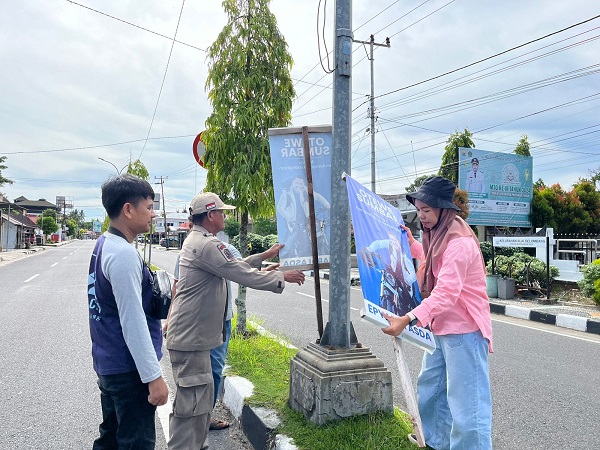 Badan Pengawas Pemilu atau Bawaslu Kota Pariaman menertibkan alat peraga kampanye (APK) yang melanggar aturan