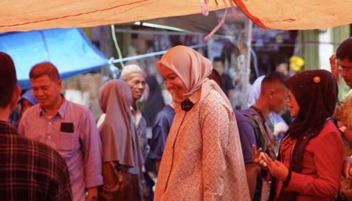 Dengar Aspirasi Pedagang, Calon Bupati Dharmasraya Annisa Suci Blusukan ke Pasar Sikabau