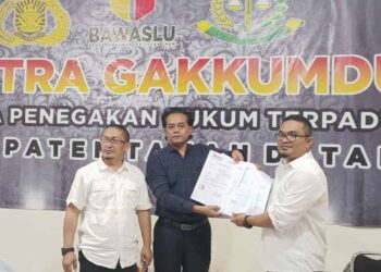 Datangi Bawaslu, Tim Hukum Paslon Nomor 01 Laporkan 7 Dugaan Pelanggaran Pilkada