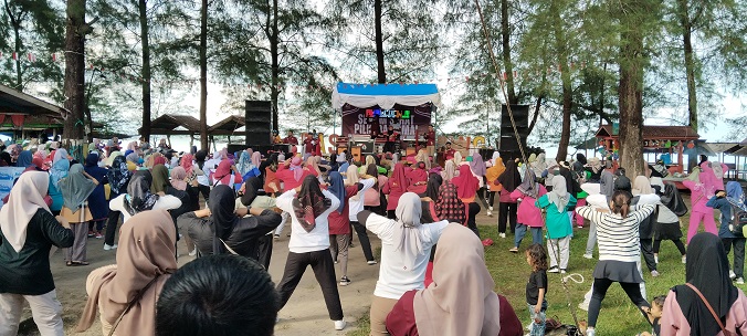 KPU Padang Pariaman gelar senam sehat Pilkada Damai di Taman Bermain Keluarga, Katapiang, Kecamatan Batang Anai, Sabtu (12/10/2024).