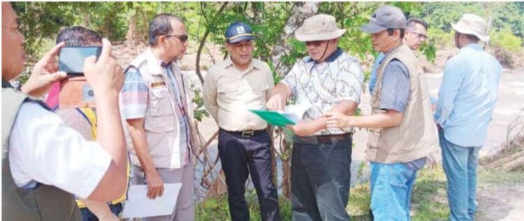 KADIS BMCKTR Sumbar, Era Sukma Munaf bersama jajaran meninjau kondisi ruas jalan Payakumbuh-Sitangkai, beberapa waktu lalu. IST