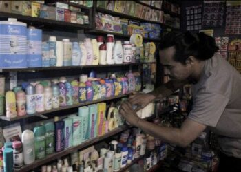 MENGINGAT MASA LALU – Aldo (32) menyusun koleksi produk yang dijual pada era tahun 80’an di galeri kapsul miliknya di Kelurahan Sungai Sapih, Kecamatan Kuranji, Kota Padang, Selasa (22/10). Ia berhasil mendapatkan keuntungan dari hobinya yang mengoleksi barang-barang jadul dan sekilas mengingat memori di masa lalu. IRHAM