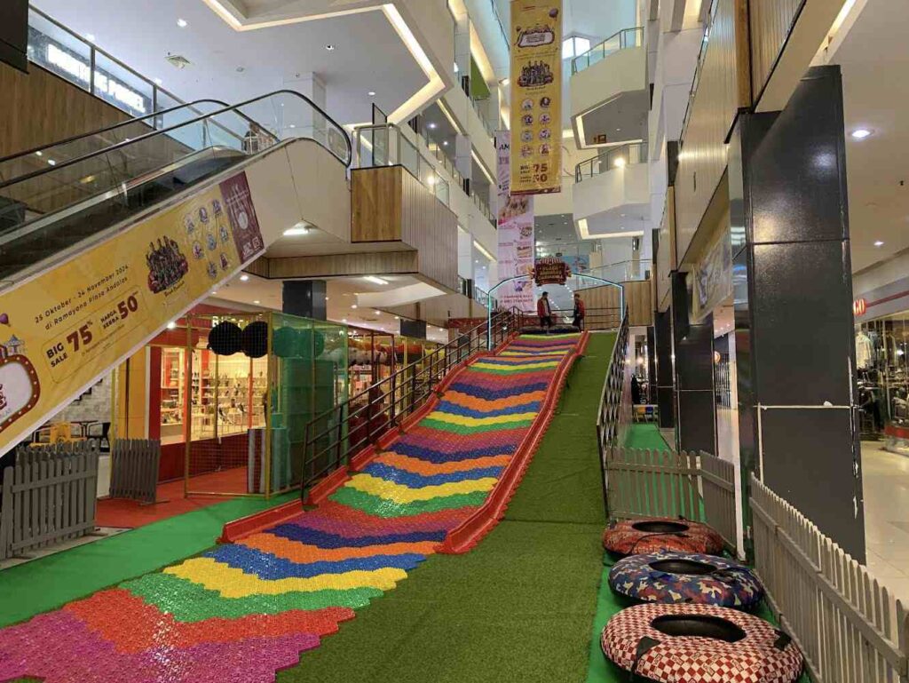 Rainbow Slide Indoor yang berada di lantai 1 Ramayana Padang. Minggu (27/10). PUTRI MERI YANTI PERTIWI