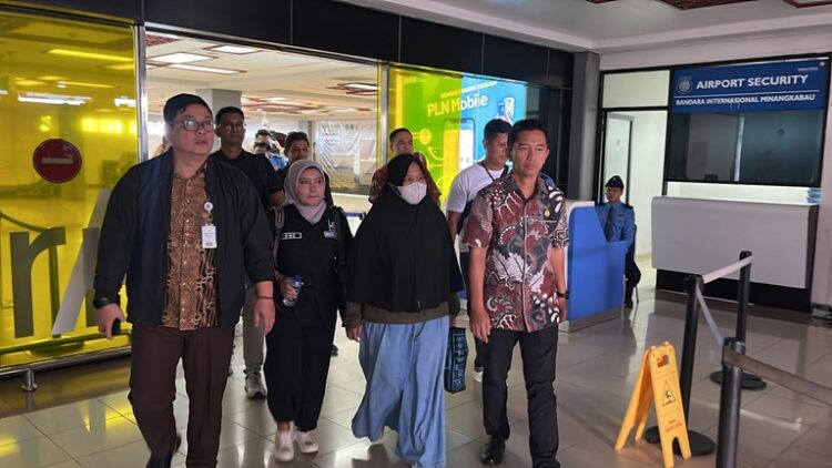 Tim gabungan Kejati Sumbar dan Jaksa Eksekutor Kejari Solok saat menjemput terpidana ke BIM, Rabu (2/10). IST