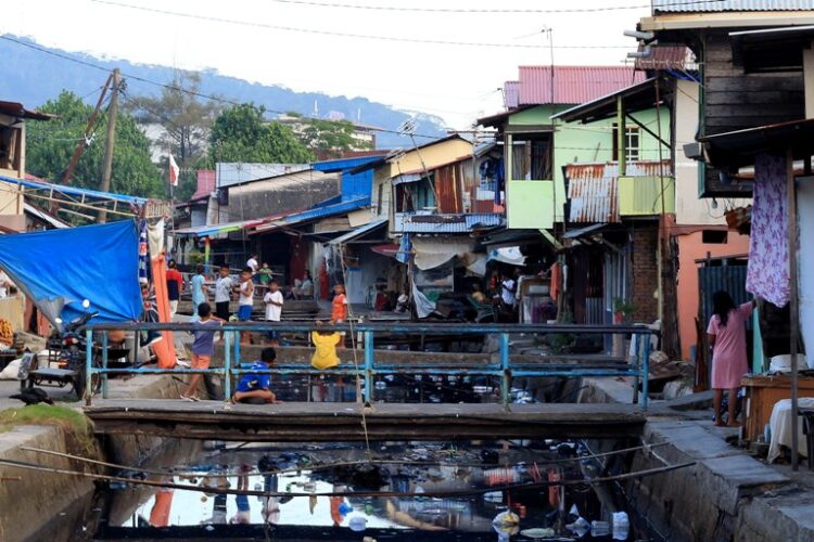 Terlihat sejumlah warga miskin di salah satu daerah di Kota Padang sedang melakukan aktivitas. Angka kemiskinan di Kota Padang pada tahun 2024 mengalami penurunan. IST