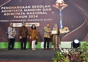 SDN 03 Pakan Labuah Bukittinggi menerima penghargaan sebagai Sekolah Adiwiyata Nasional Tahun 2024 dari KLHK.
