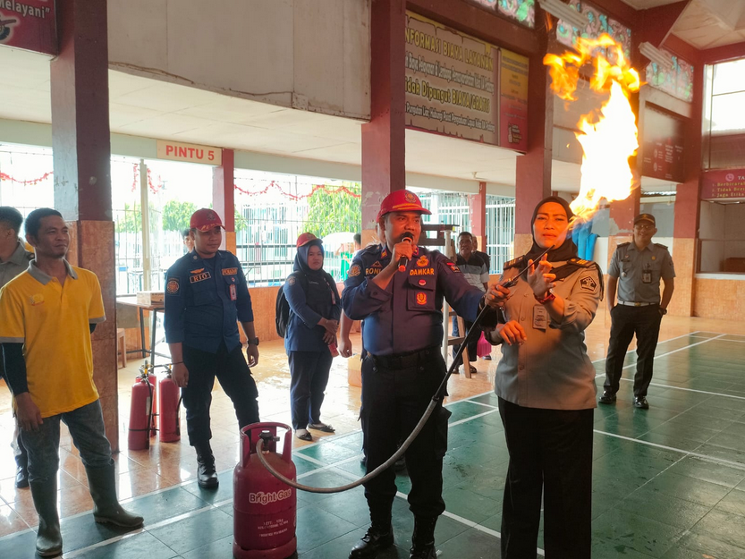 Lembaga Pemasyarakatan atau Lapas Padang mengadakan sosialisasi dan simulasi pemadaman kebakaran untuk meningkatkan mitigasi.