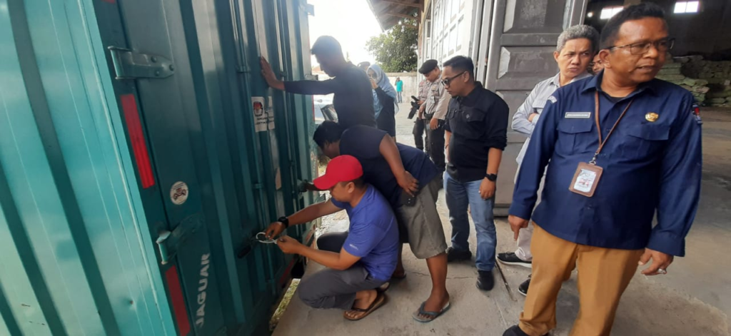 Badan Pengawas Pemilu atau Bawaslu Padang mengawasi secara ketat proses distribusi suara suara yang dibawa dari Kabupaten Solok. 