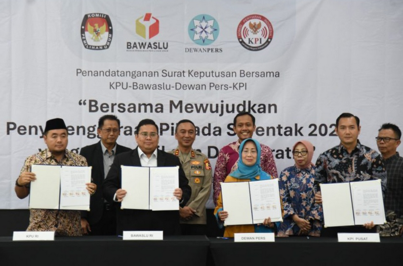 Kepolisian bersama KPU, Bawaslu, KPI, dan Dewan Pers menandatangani SKB pembentukan Gugus Tugas Pemantauan Pemberitaan Pilkada