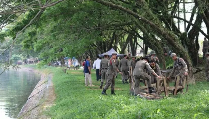 Satpol PP Kota Padang membongkar lapak semi permanen milik 50 pedagang kaki lima (PKL) yang berjualan di tepi sungai Muaro Panjalinan