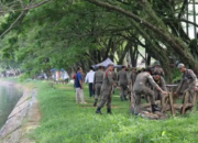 Satpol PP Kota Padang Bongkar Lapak PKL di Pinggir Sungai