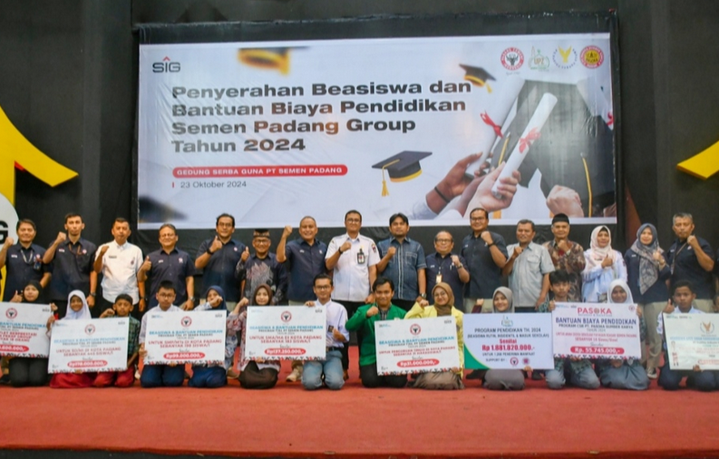 PT Semen Padang Group menyalurkan beasiswa dan bantuan biaya pendidikan senilai Rp2,5 miliar kepada 2.237 generasi muda.