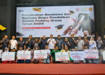 PT Semen Padang Group menyalurkan beasiswa dan bantuan biaya pendidikan senilai Rp2,5 miliar kepada 2.237 generasi muda.