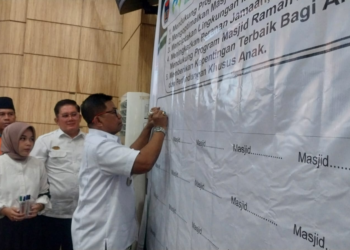Pemerintah Kota Padang, mencanangkan masjid ramah anak sebagai salah satu langkah dalam mewujudkan kota layak anak.