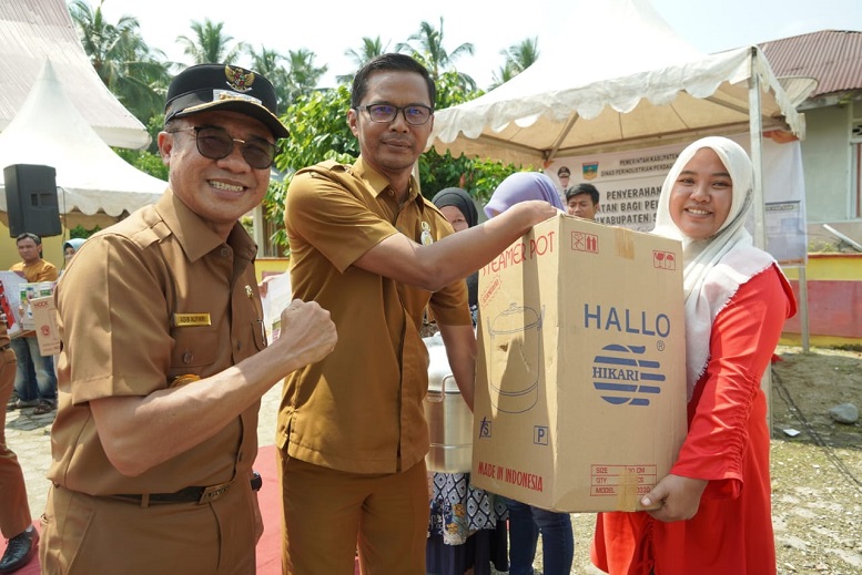 Pemerintah Kabupaten Solok Selatan atau Solsel menyalurkan bantuan 1.412 barang perlengkapan untuk 614 UMKM.