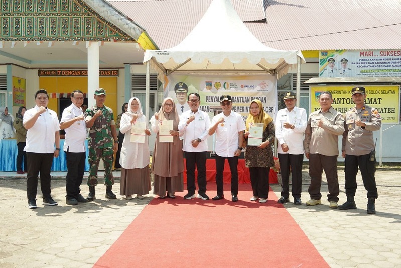 Pemkab Solsel bersama Kantor Pertanahan memberikan upaya kepastian hukum dengan menerbitkan Sertifikat Tanah Elektronik kepada masyarakat.