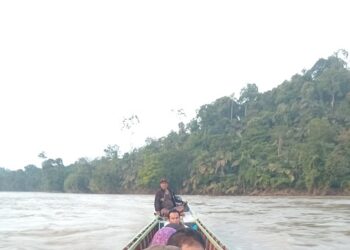 Pak Kulan tengah sibuk menyiapkan segala kebutuhan dan perlengkapan perahu tempelnya yang akan mengarungi Sungai Batanghari.